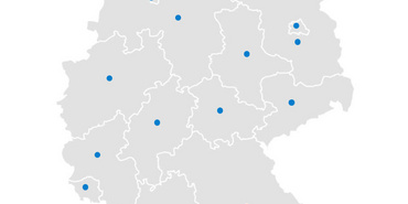 Deutschlandkarte in grau dargestellt. Weiße Linien trennen die Bundesländer auch ein blauer Punkt ist im Bundesland abgebildet.