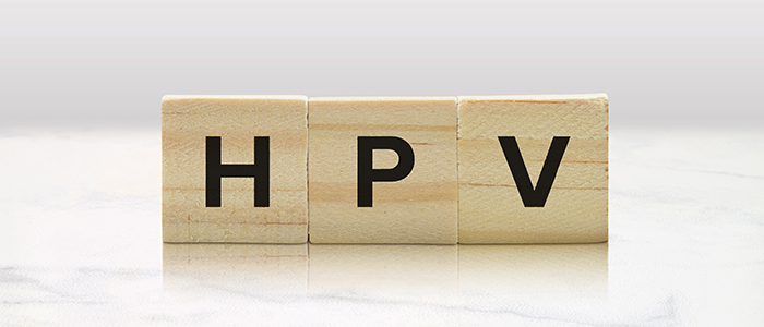 Drei Buchstaben-Plättchen bilden die Abkürzung HPV für Humane Papillomviren